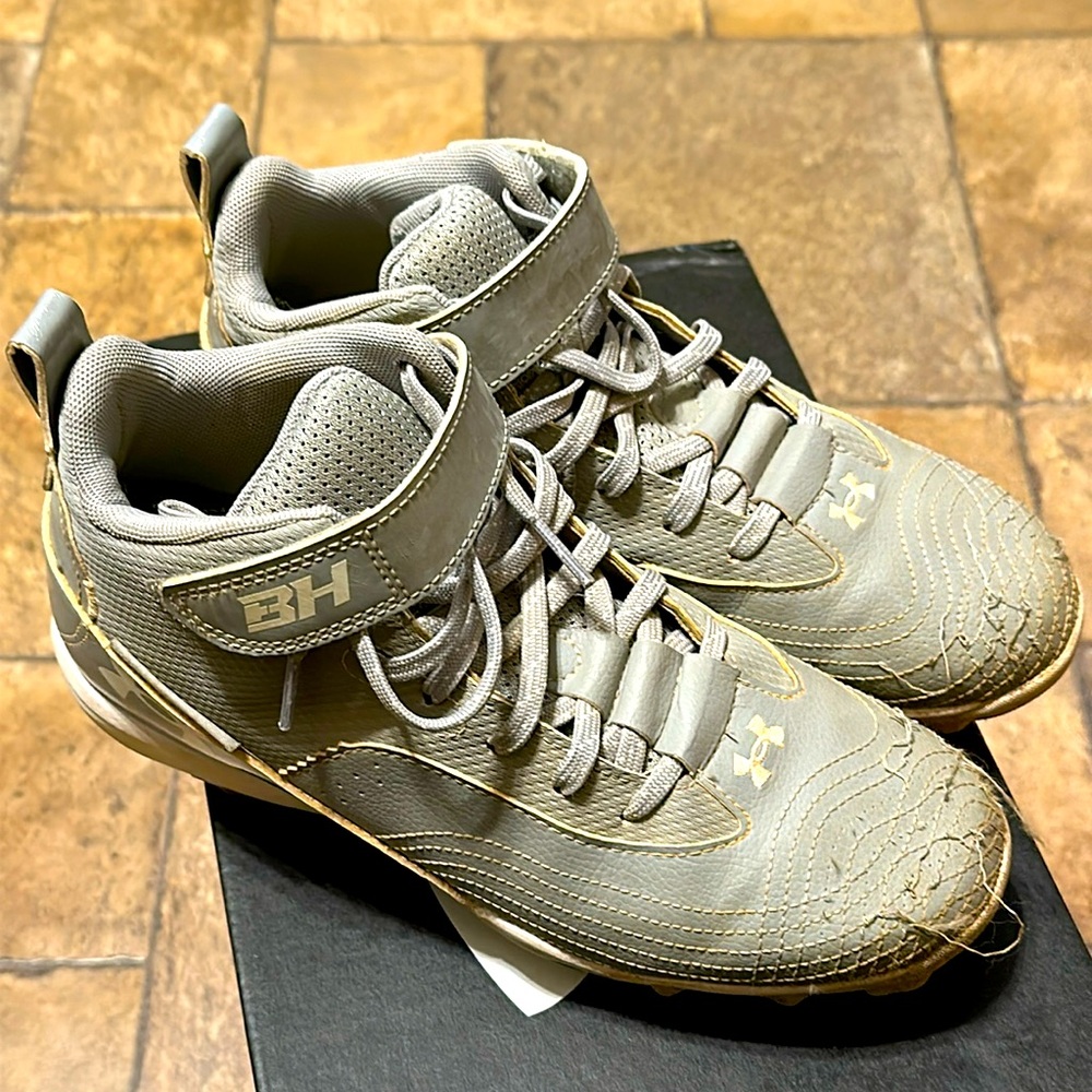 Under Armour Boys' Harper 7 Mid RM Jr. Baseball Cleats